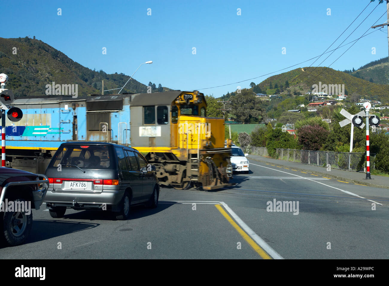 Il treno al passaggio a livello Picton Marlborough Isola del Sud della Nuova Zelanda Foto Stock