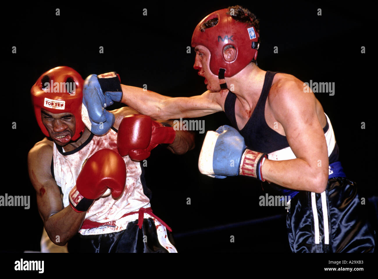 Un punzone atterra sul headguard di un avversario durante un dilettante bout Foto Stock