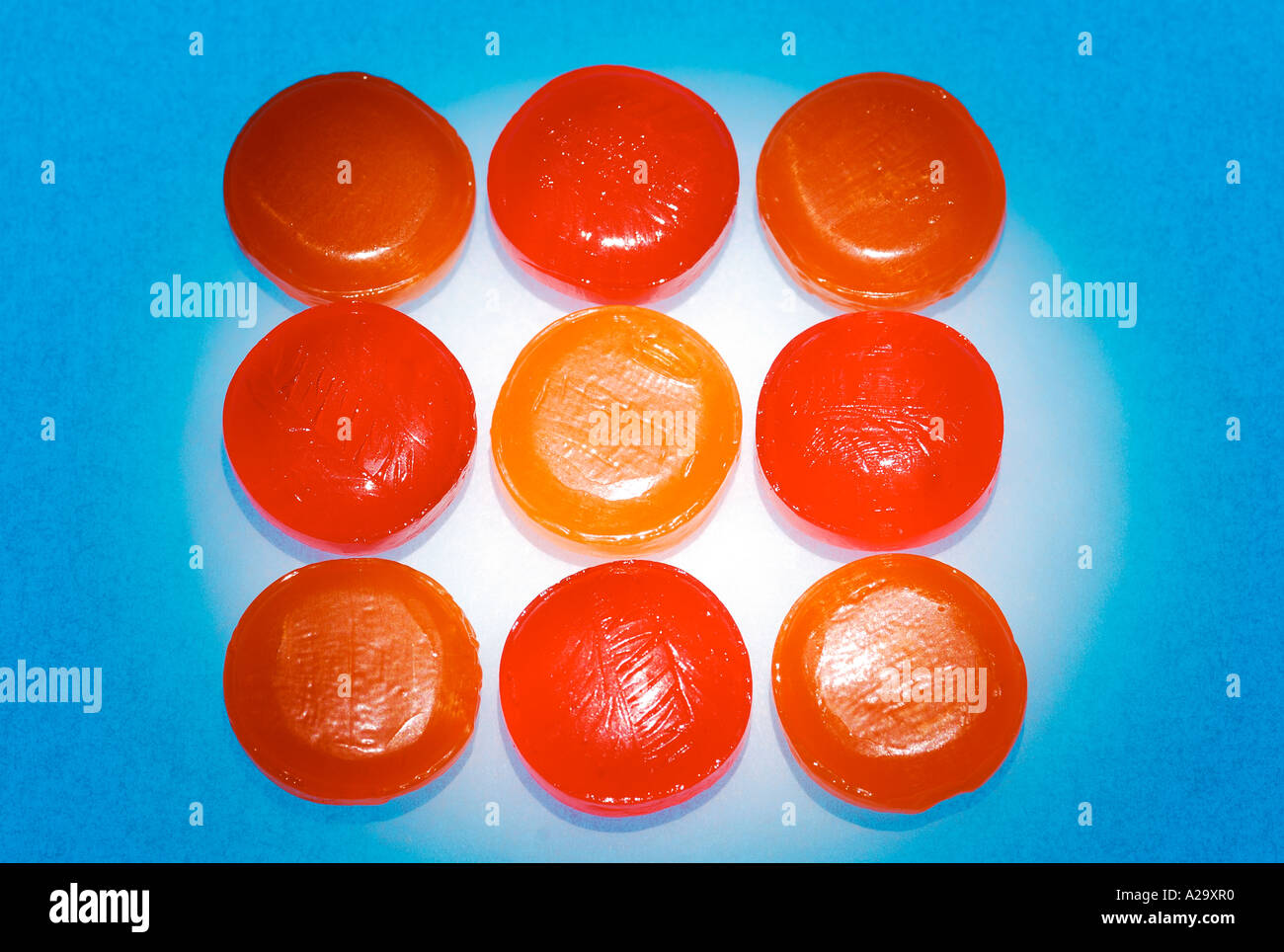 Losanghe di colore arancione su sfondo blu Foto Stock