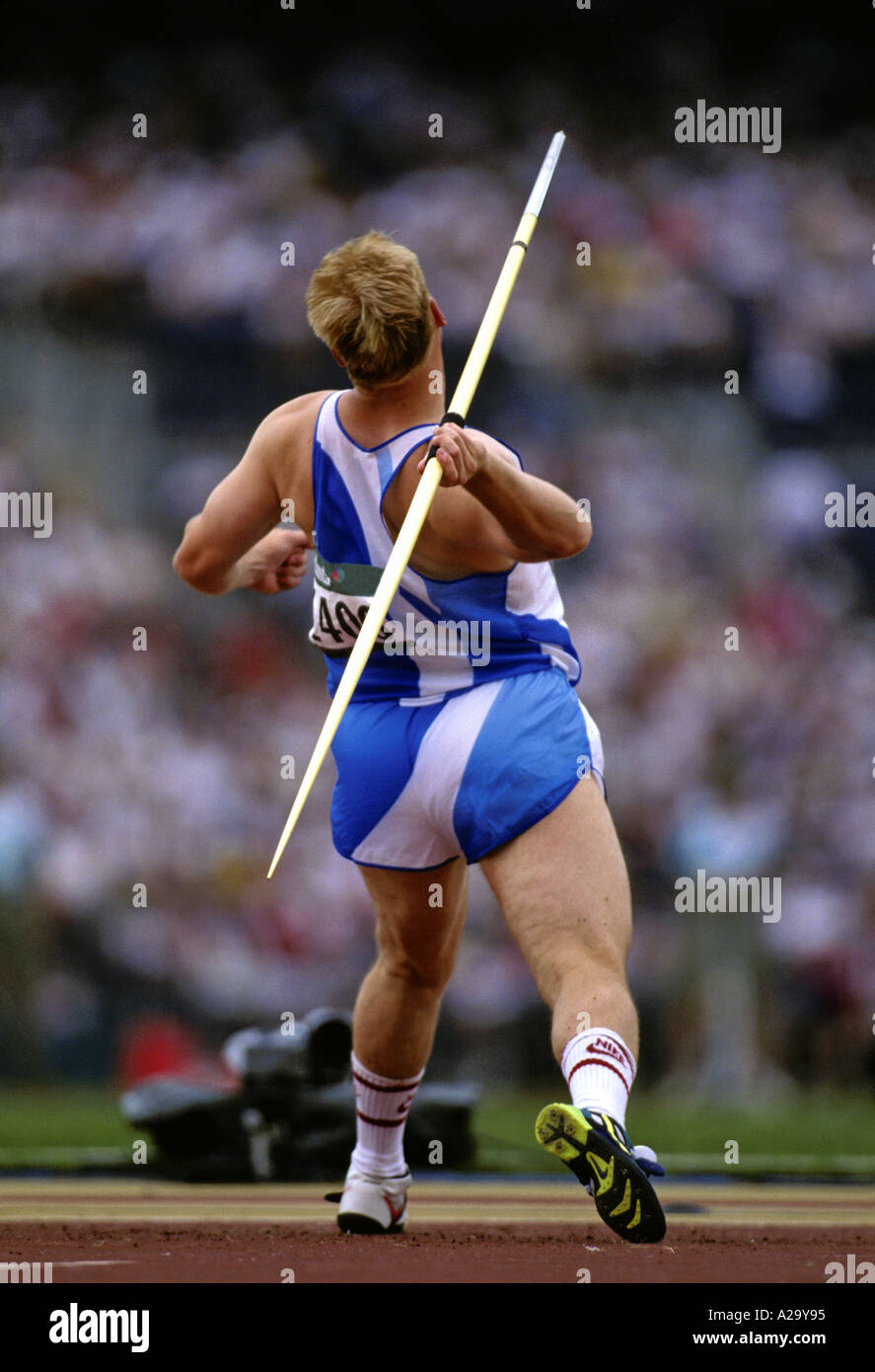 Vista da dietro di un atleta maschio lancio del giavellotto Foto Stock