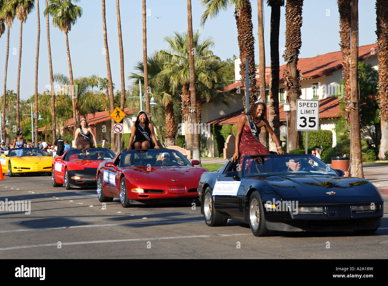 Home prossimi Queens & Princess'equitazione su Chevrolet Corvette, home proveniente Regina parade, Palm Springs, California, Stati Uniti d'America. Foto Stock