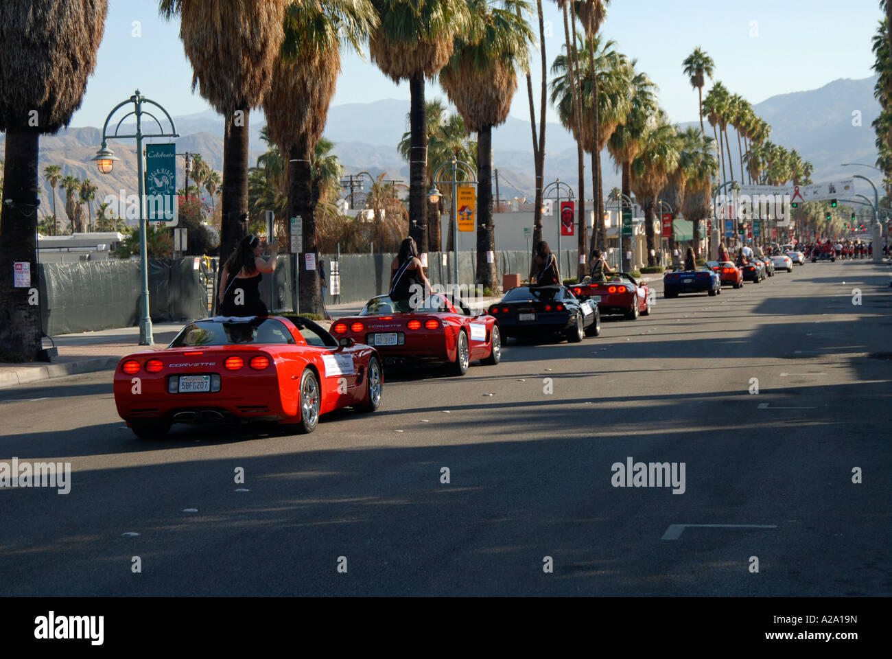 Home prossimi Queens & Princess'equitazione su Chevrolet Corvette, home proveniente Regina parade, Palm Springs, California. Foto Stock