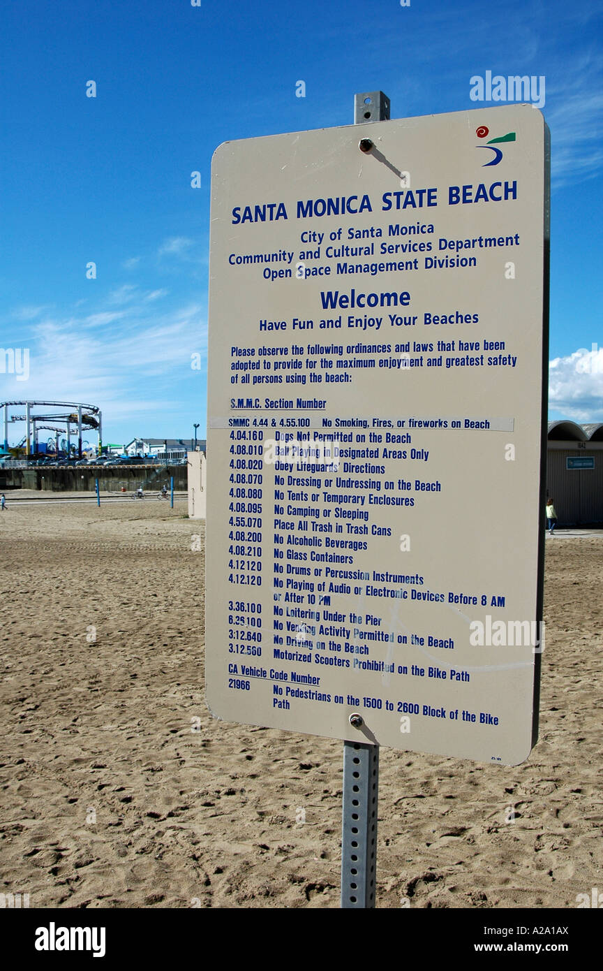 Un segno che elenca le numerose norme e regolamenti per essere osservate da tutti coloro che desiderano utilizzare la spiaggia di Santa Monica, California, Stati Uniti d'America. Foto Stock