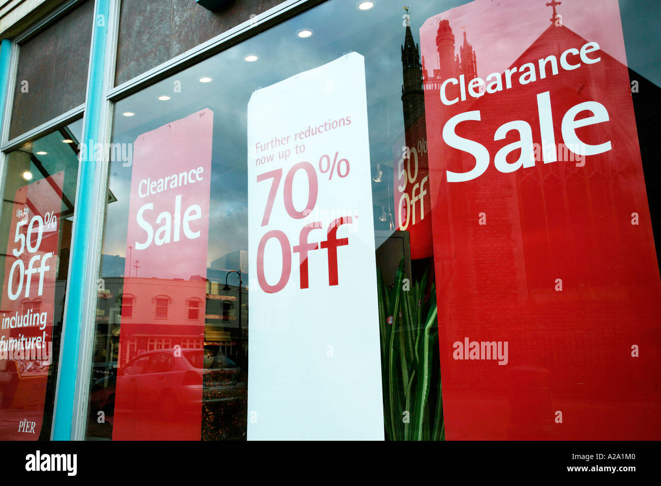 Segni di vendita su cardiff negozi di shopping Foto Stock