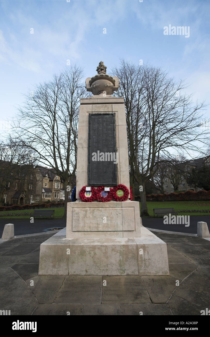 1st World War Memorial (nomi inscritti su placca di ottone, ghirlande di papavero posate il Remembrance Day) - Memorial Gardens Ilkley, West Yorkshire, Inghilterra Regno Unito. Foto Stock