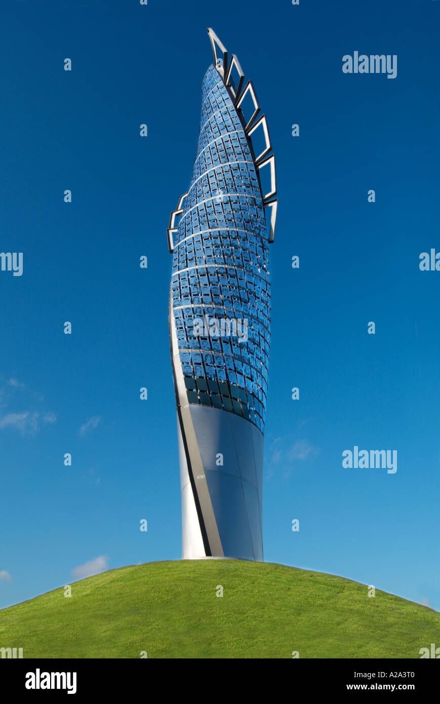 Bolton Wanderers Football Club moderno high tech scultura che incorporano i ritratti di persone sulla isola di traffico di erba cielo blu Foto Stock