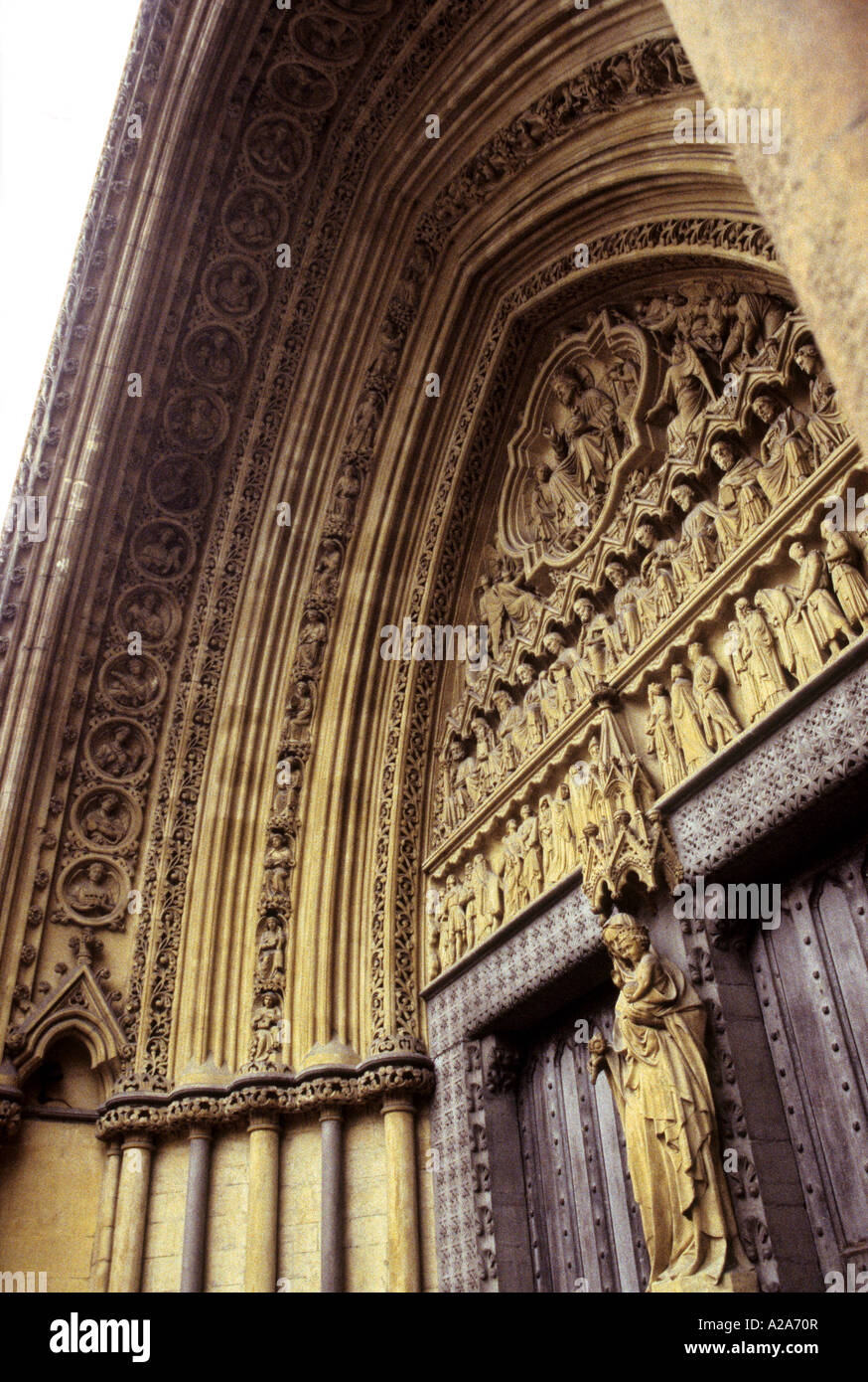 Ingresso esterno degli inizi del gotico inglese del XII secolo l'Abbazia di Westminster London Regno Unito Foto Stock