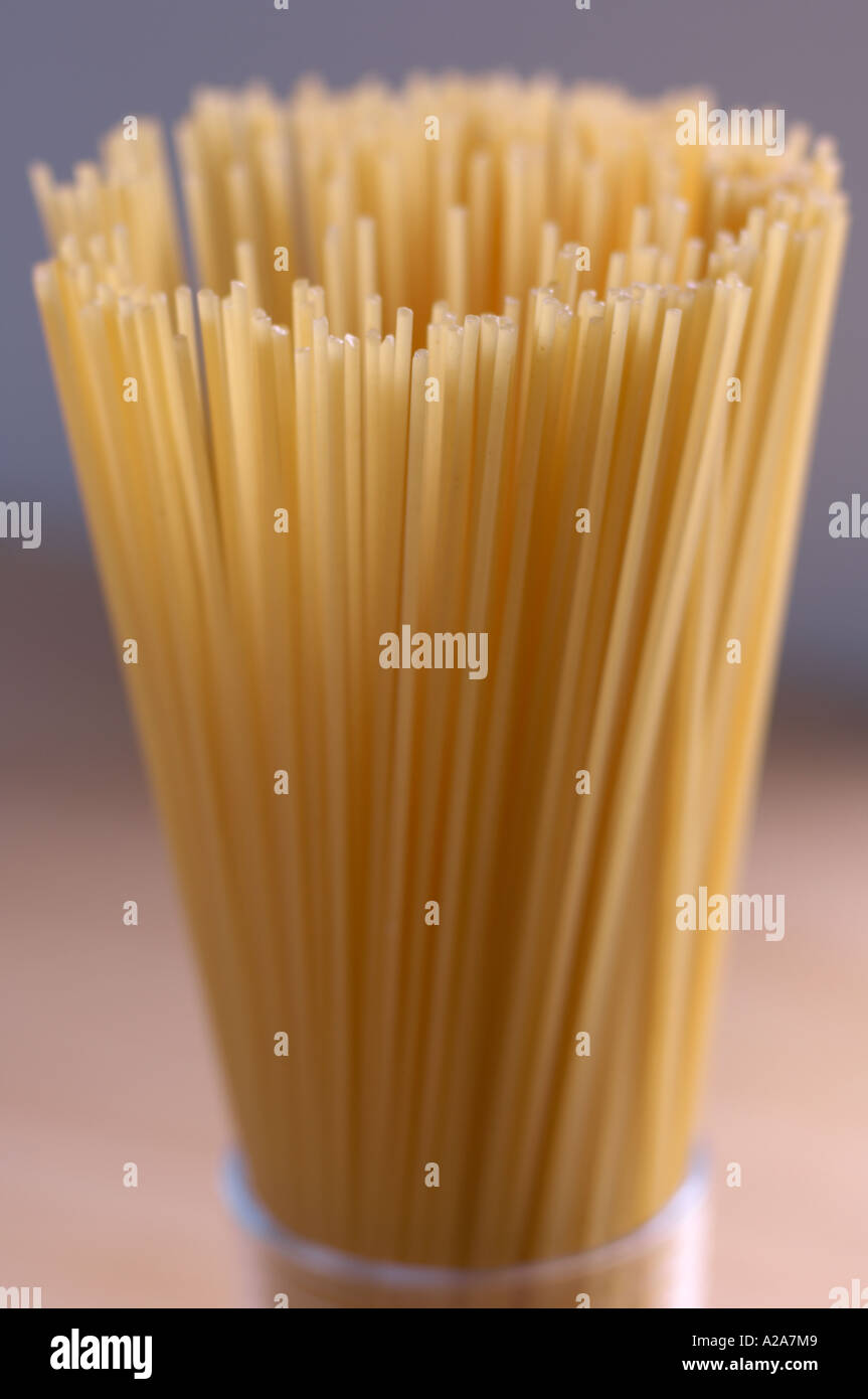 spaghetti non cotti in piedi alla fine in un vaso formando una forma rastremata Foto Stock