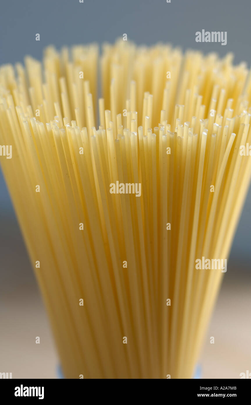 spaghetti non cotti in piedi alla fine in un vaso formando una forma rastremata Foto Stock