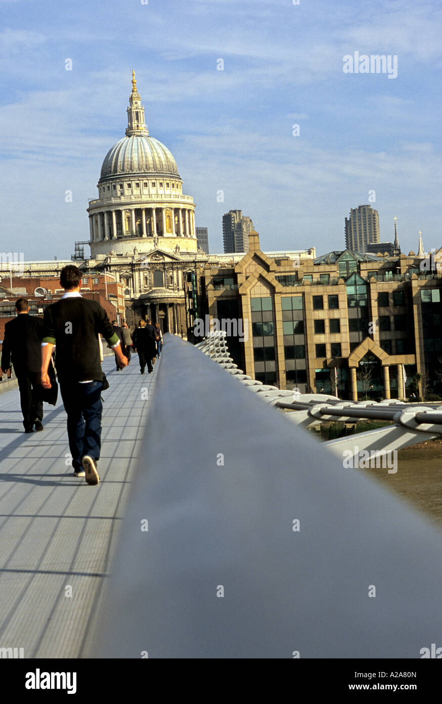 Esterno del xvii secolo nella Cattedrale di St Paul London Regno Unito come visto dal Millenium Bridge - Londra, Inghilterra Foto Stock