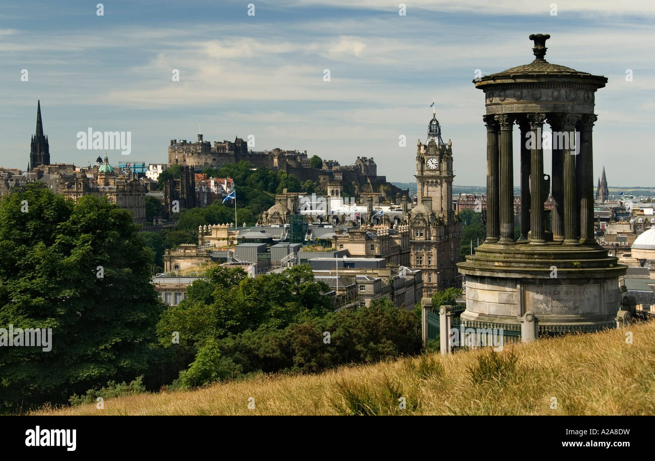 Vista di Edimburgo, castello che si erge sulla collina Foto Stock