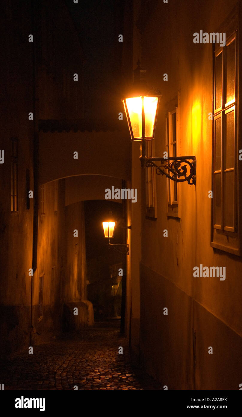 Un antico vicolo di notte a Praga Foto Stock