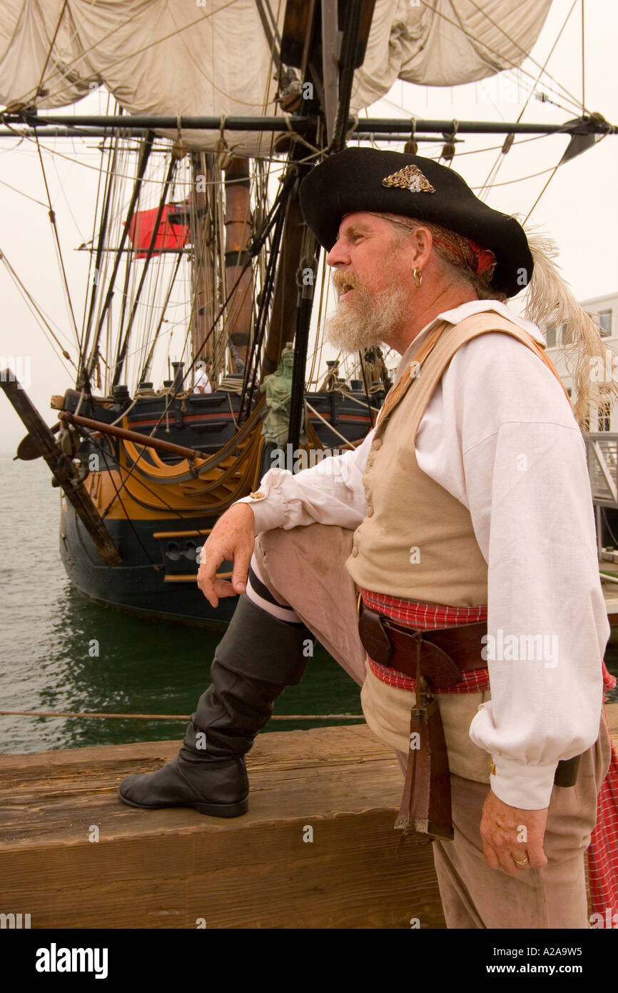 Un vecchio uomo vestito come un pirata in autentici costumi d'epoca. Foto Stock