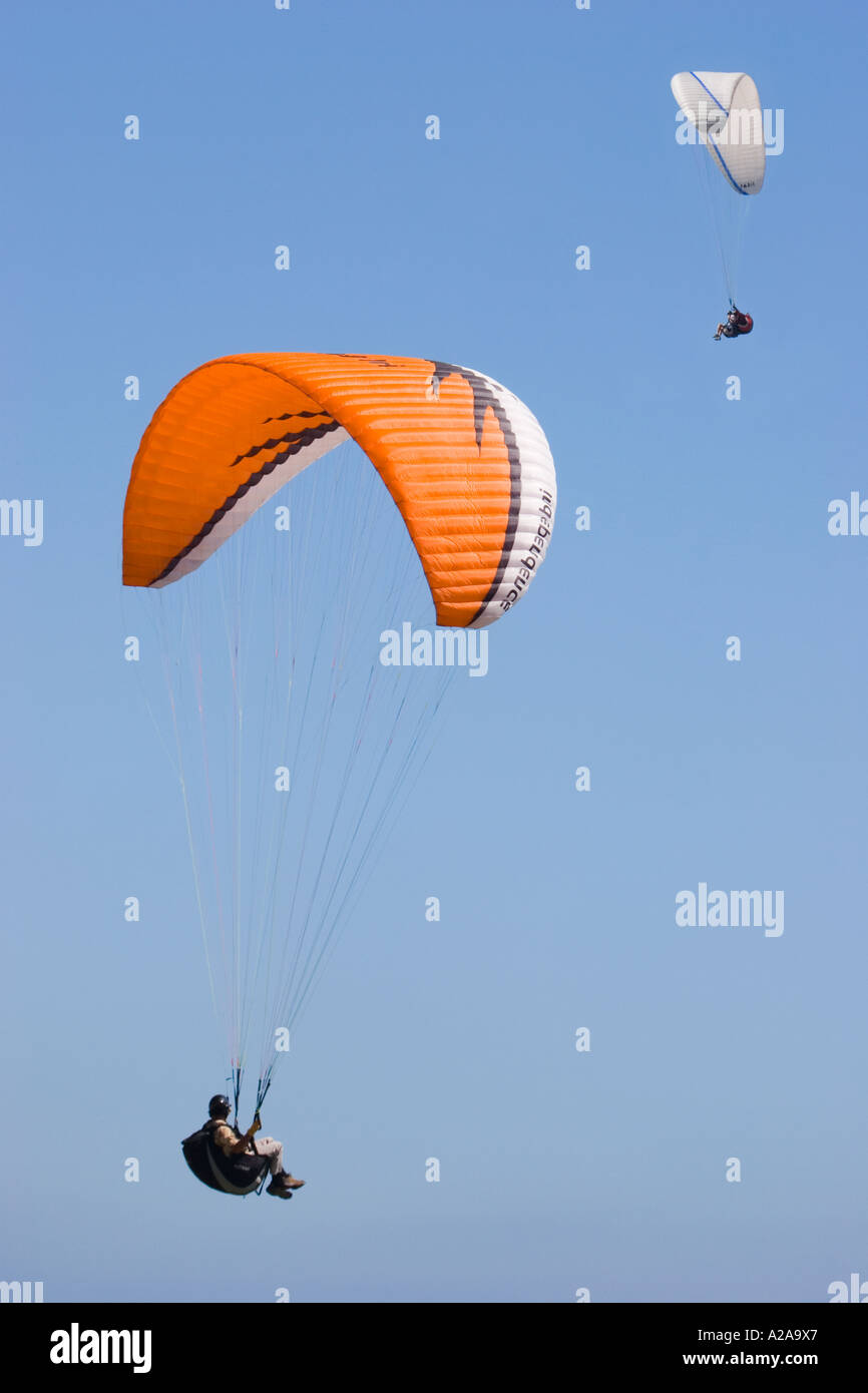 Due parapendii volare alto in un chiaro Cielo di estate blu. Foto Stock
