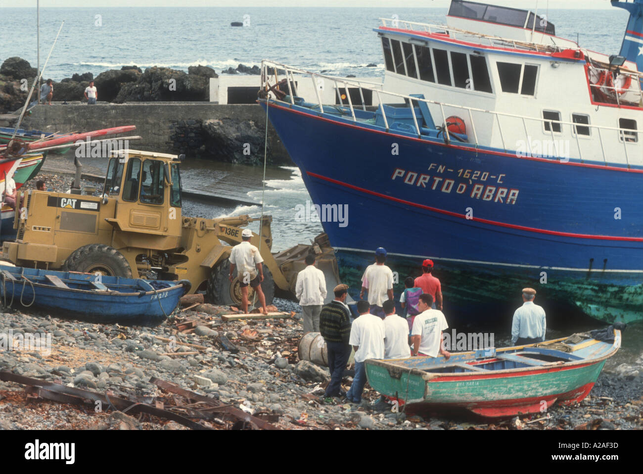 Lanciando una spiaggiata alla pesca del tonno barca conico a isola di Madeira Portogallo Oceano Atlantico Foto Stock