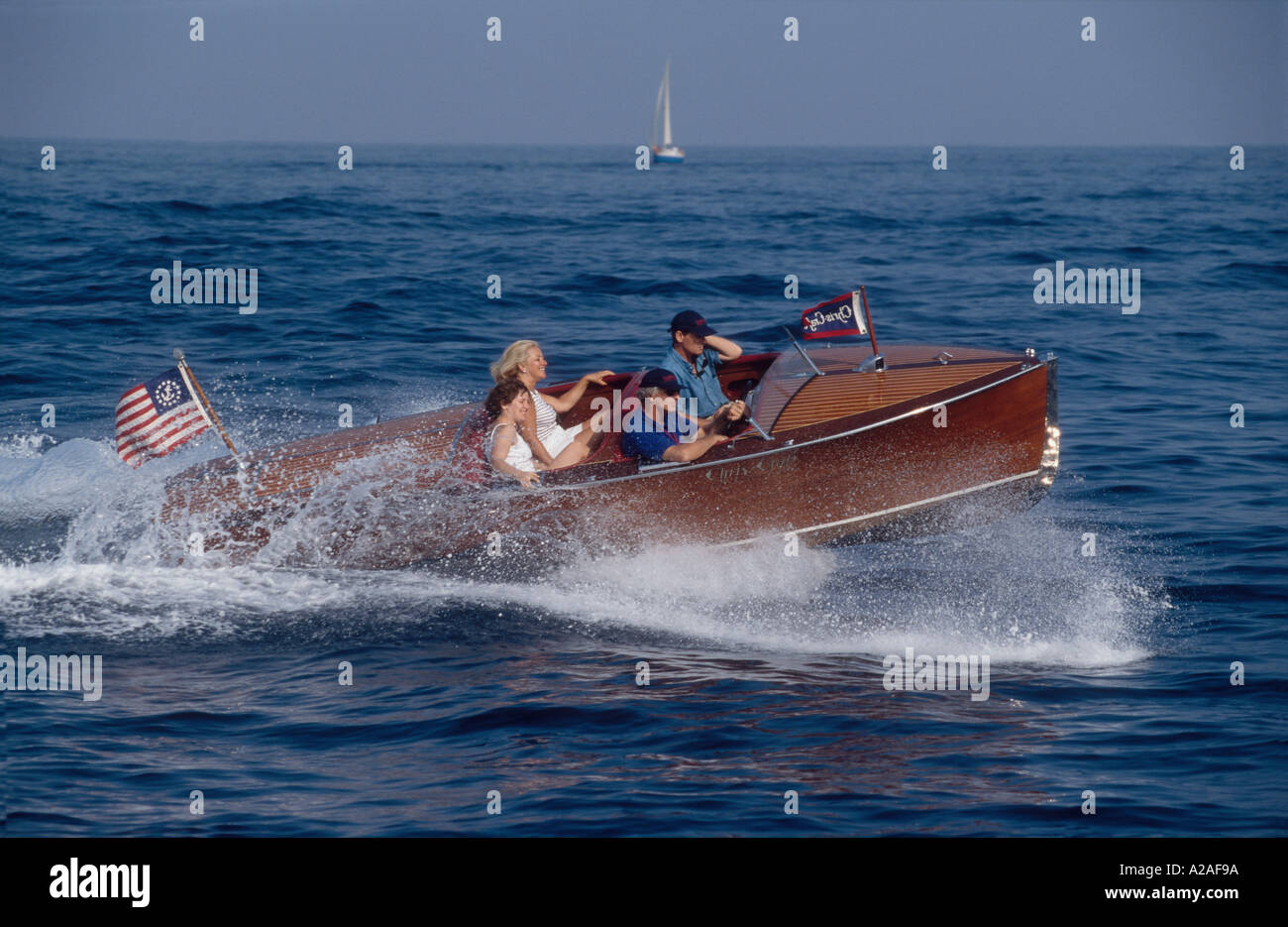 Un 17ft 1937 twin cockpit in avanti Chris Craft utilitaria motoscafo off Monaco e Monte Carlo francia mare mediterraneo Foto Stock