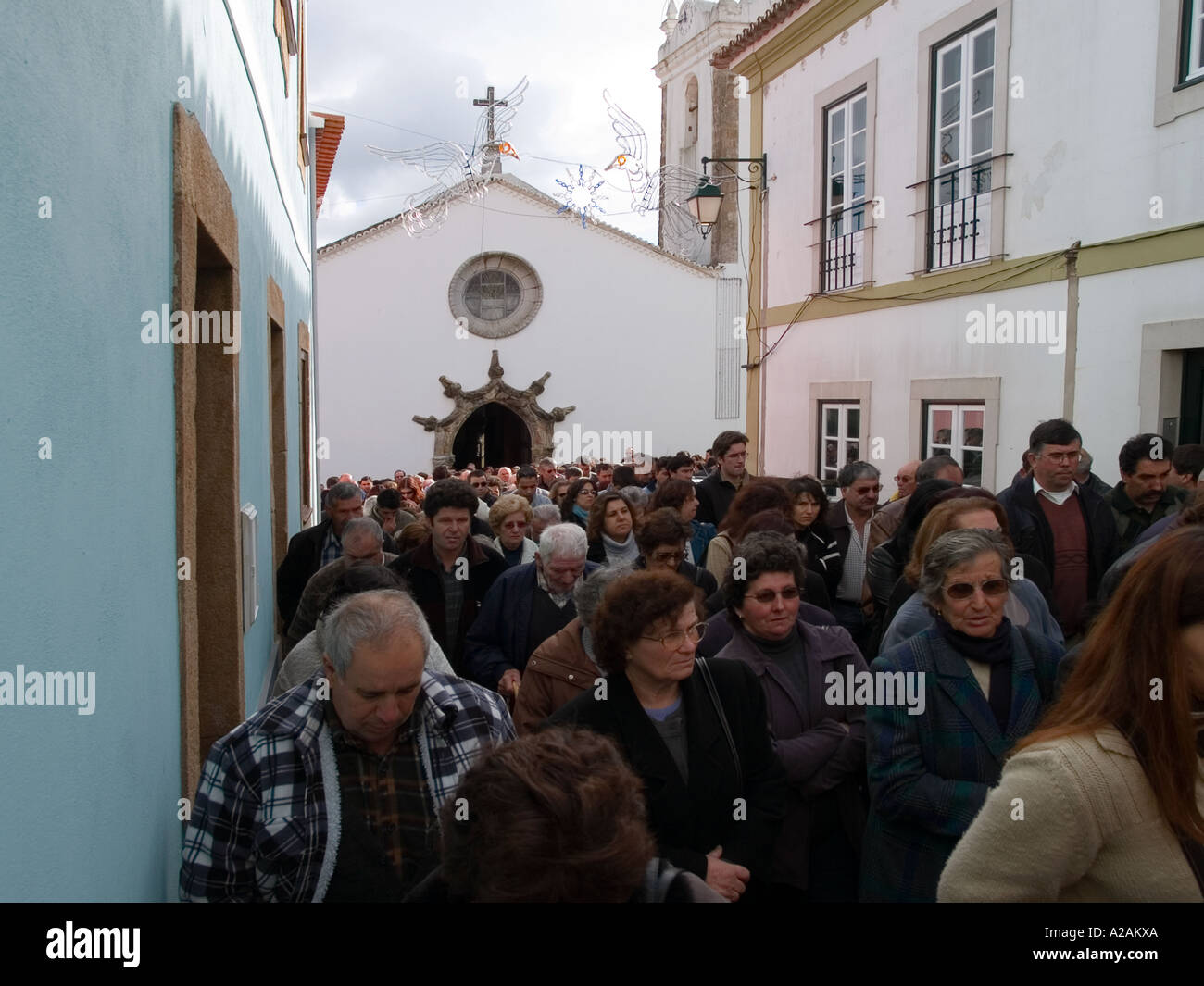 Grande folla di persone in lutto dopo la funebre in una processione funebre a Monchique, Algarve, Portogallo. Foto Stock