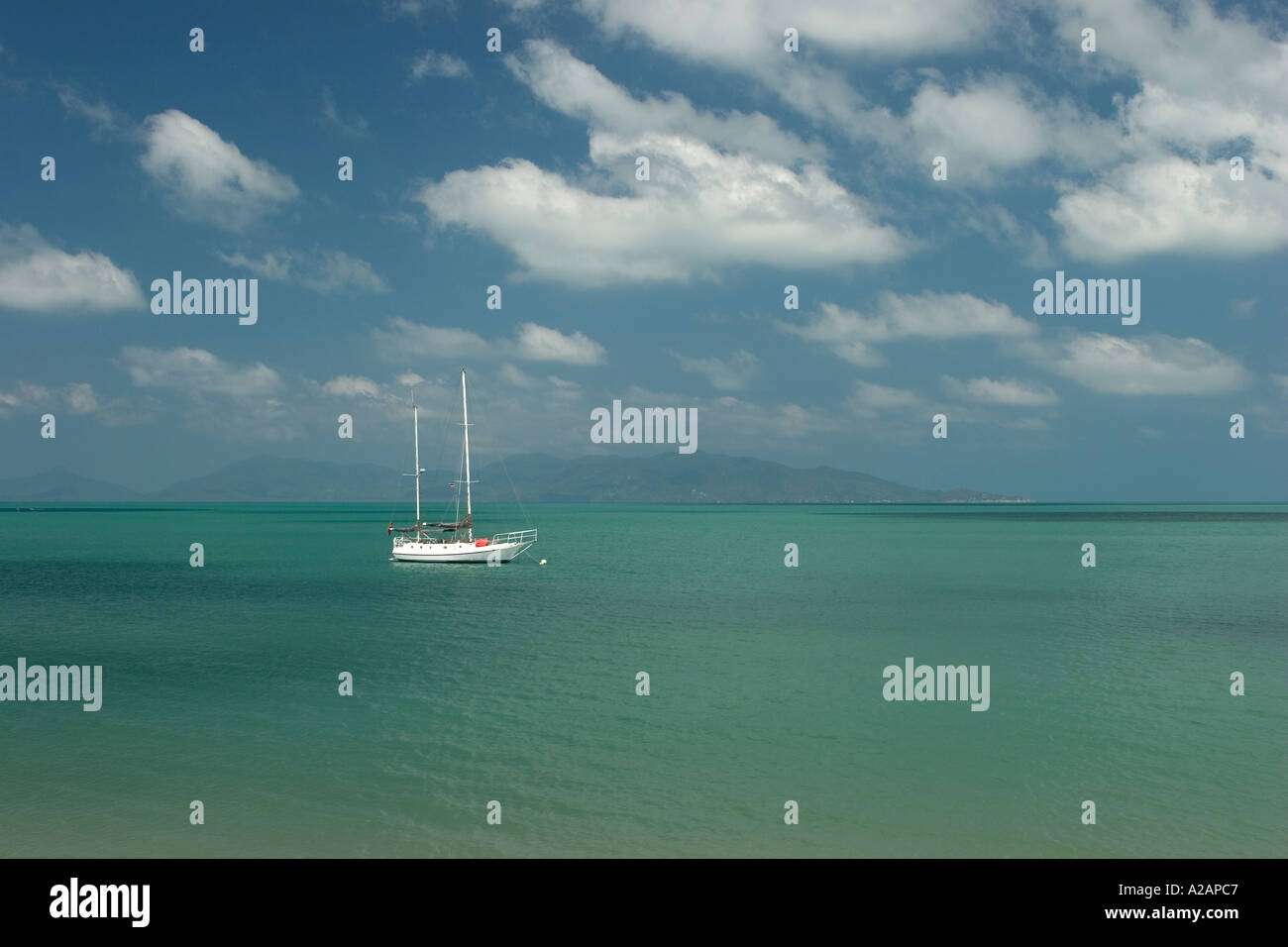 Thailandia Ko Samui Costa Nord di Bo Phut yacht ormeggiati nel mare turqouise Foto Stock