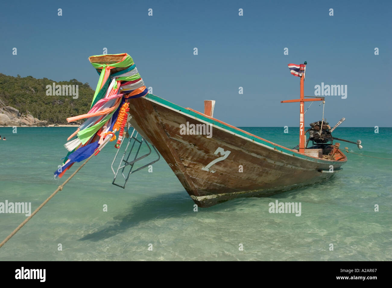 Thailandia Ko Phangan Pha Ngan Hat rin Haad Rin sunrise beach panno colorato legato come buona fortuna garland sulla prua della lunga coda di barca Foto Stock