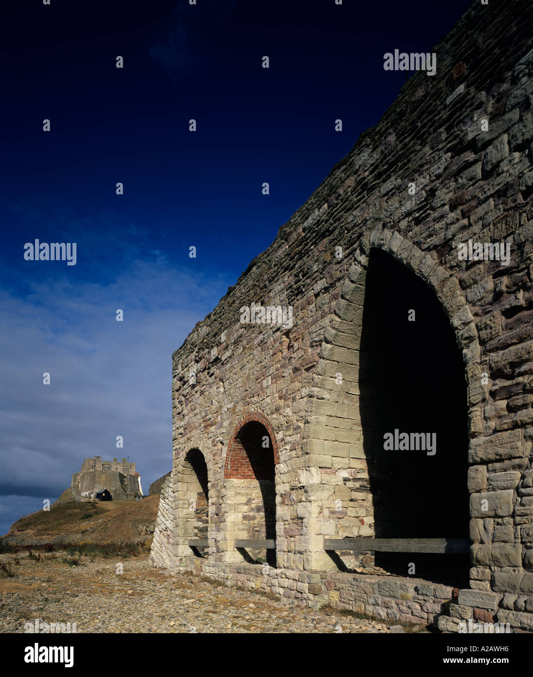 A Isola Santa Lindisfarne Castle e le vecchie fornaci da calce, Northumberland. Foto Stock