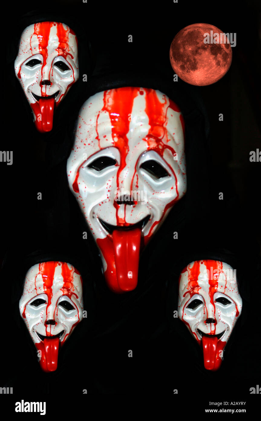 Ragazzo vestito per la festa di Halloween ,indossando un film spaventoso maschera e guanti.noto anche come tutte le anime di notte Foto Stock