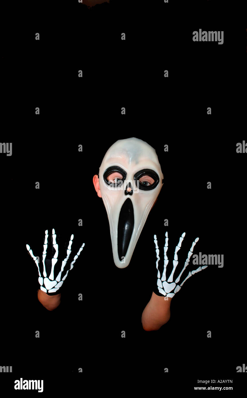 Ragazzo vestito per la festa di Halloween ,indossando un film spaventoso maschera e guanti.noto anche come tutte le anime di notte Foto Stock