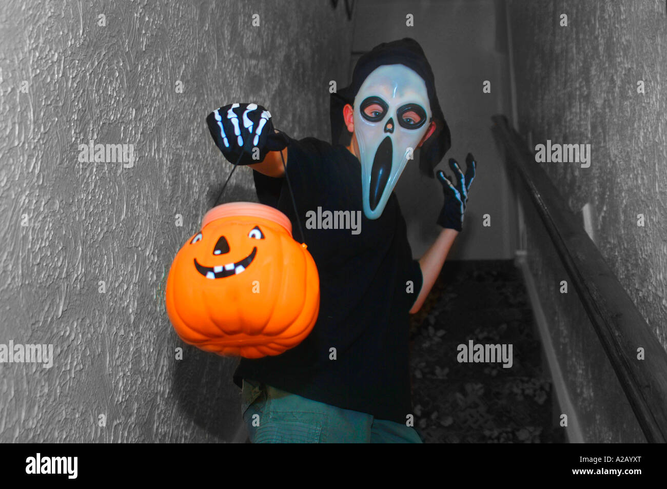 Ragazzo vestito per la festa di Halloween ,indossando un film spaventoso maschera e guanti.noto anche come tutte le anime di notte Foto Stock