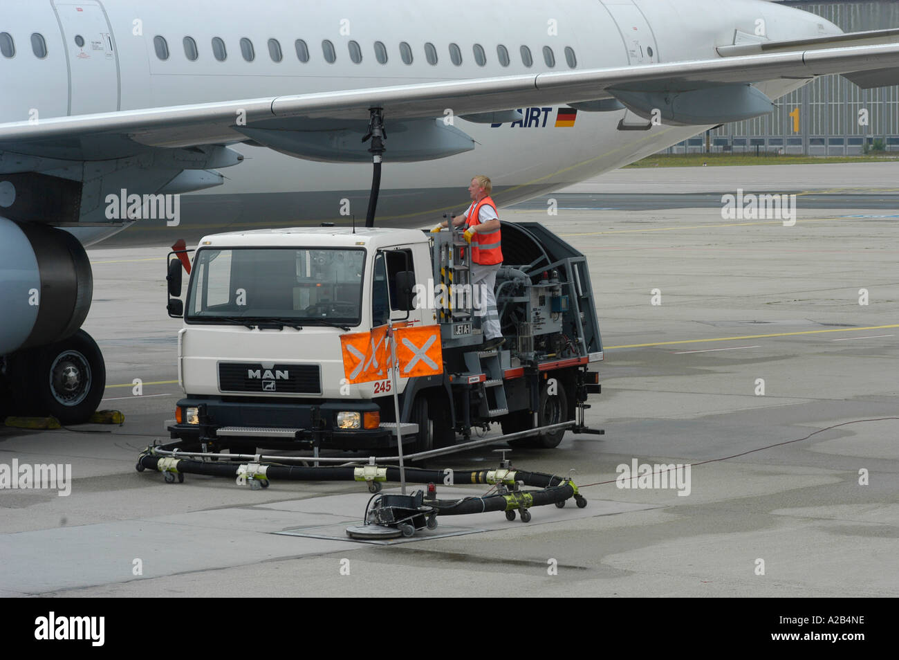 Flughafen Frankfurt Rhein Main Flugzeug Betankung Flugbenzin cherosene Foto Stock