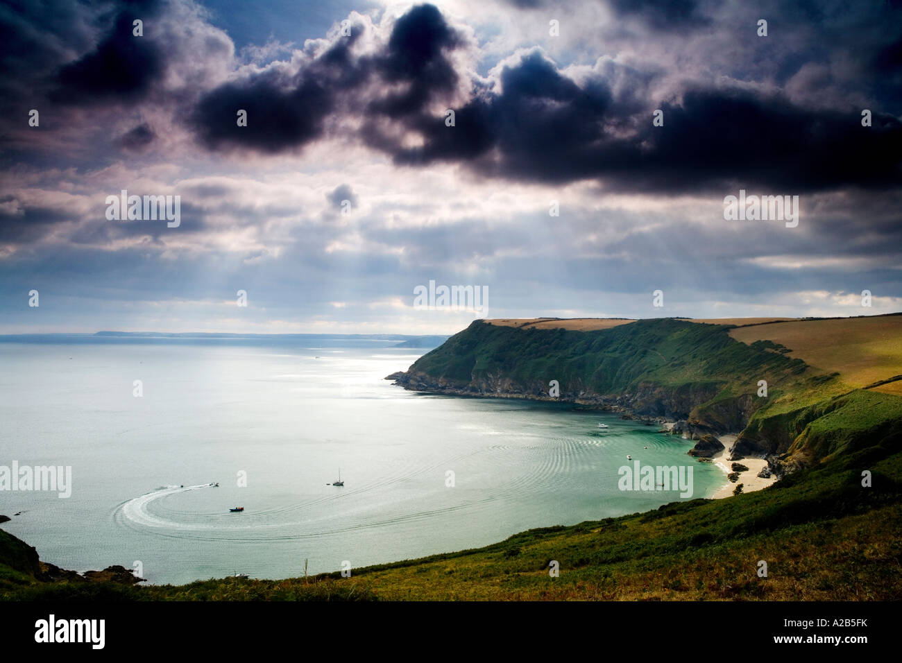 Vista tempestoso della baia di Lantic South Cornwall Inghilterra REGNO UNITO Foto Stock
