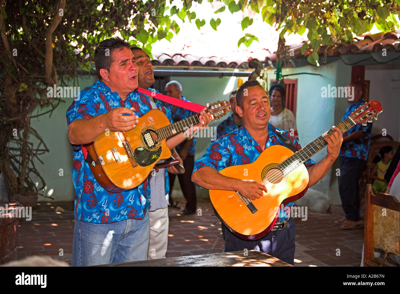Il cantante e chitarristi, Casa de la Trova, la posizione per la tradizionale musica cubana, Bayamo, provincia Granma, Cuba Foto Stock