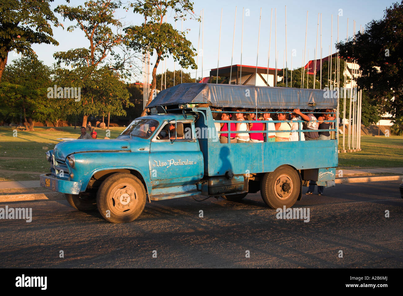 I passeggeri a bordo di un autocarro utilizzato come un bus, Santiago de Cuba, Cuba Foto Stock