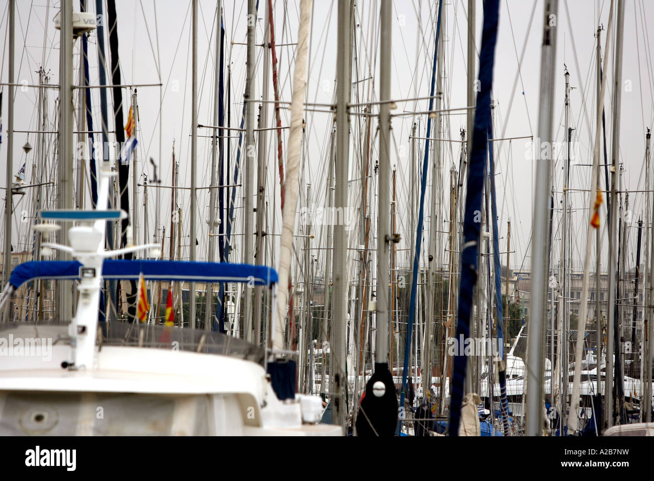 Barca a vela a montanti in porto nel porto di Barcellona Spagna Europa Foto Stock