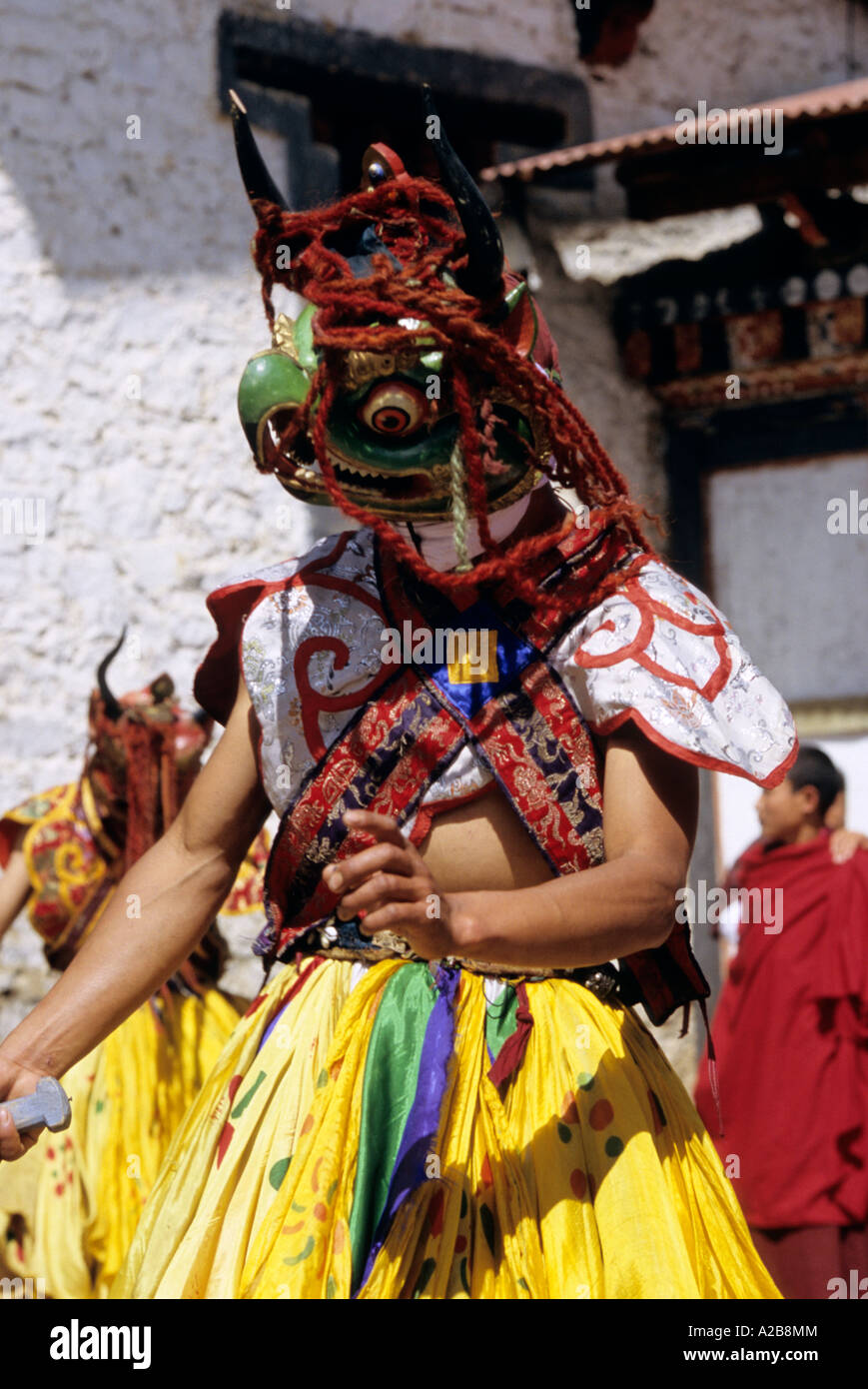 Ballerino mascherato al Tangbi Mani Tsechu (festival), Bhutan Foto Stock