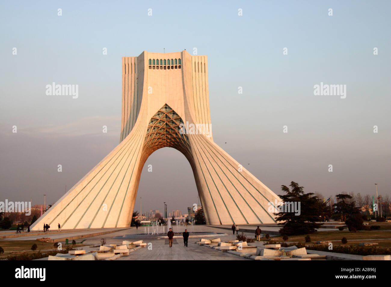 La torre Azadi, o re Memorial Tower, è il simbolo di Teheran, Iran e segna l'entrata alle metropoli, Iran Foto Stock