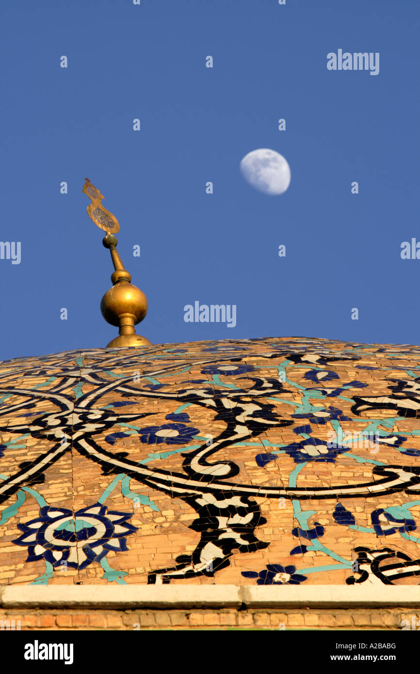 La luna sopra la cupola del LOTF Allah moschea, Isfahan, Iran Foto Stock