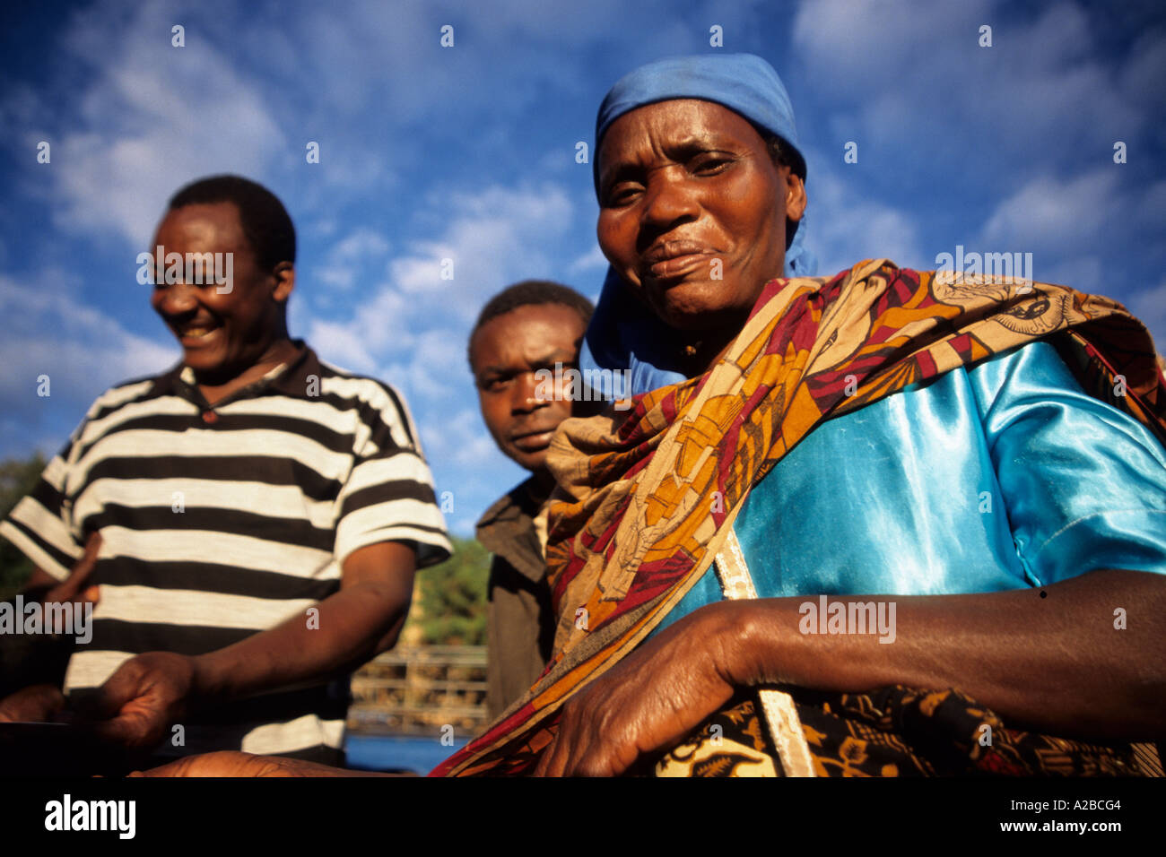 Gli abitanti di un villaggio da Mango Village socializzare, Kilimanjaro Regione; Tanzania Foto Stock