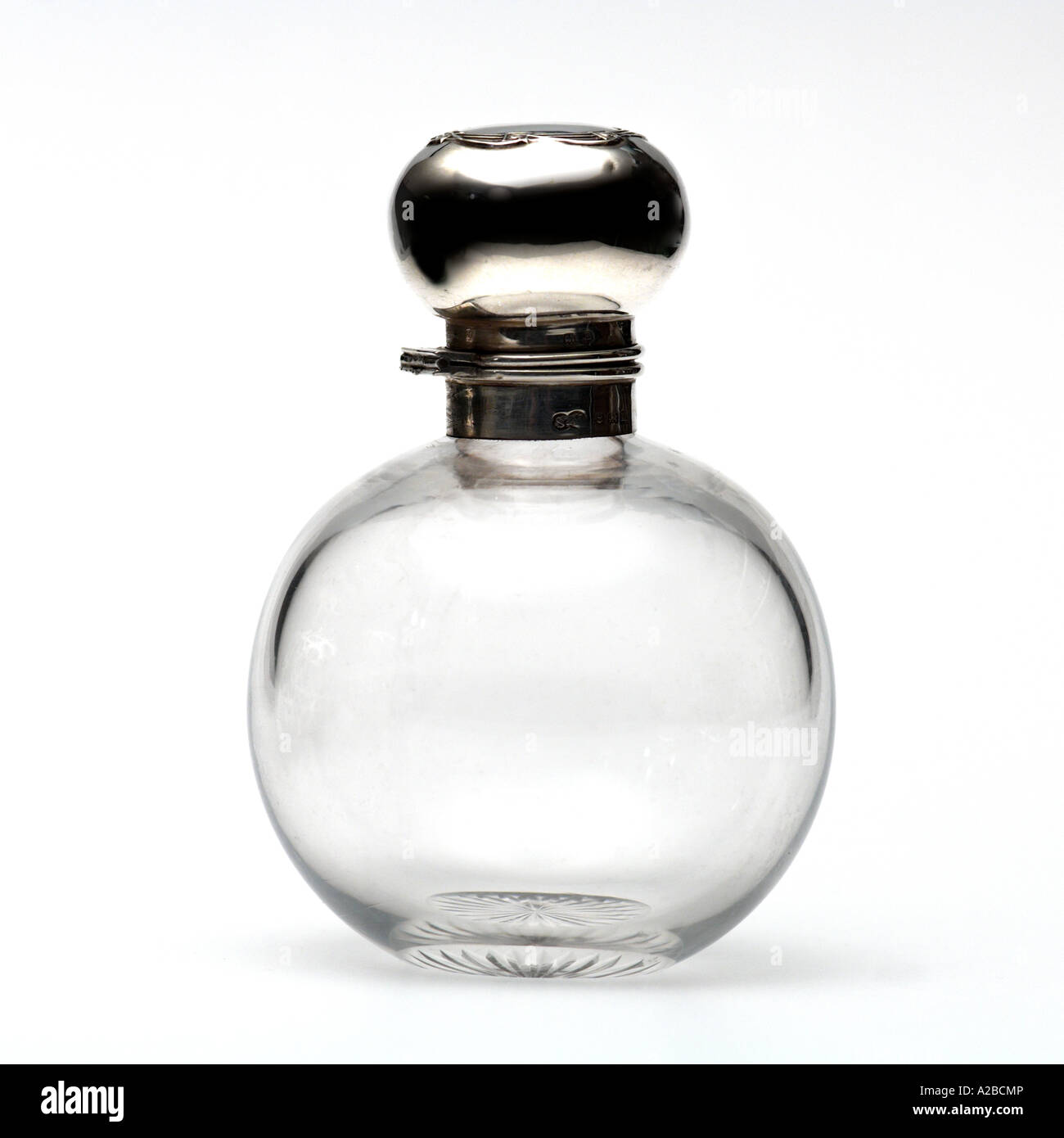 Un argento e vetro bottiglia di profumo inizio novecento Foto Stock