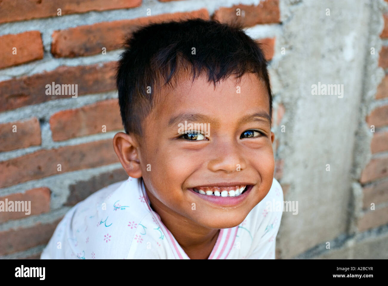 Sorridente ragazzo indonesiano vicino Kalibaru, Java, Indonesia Foto Stock