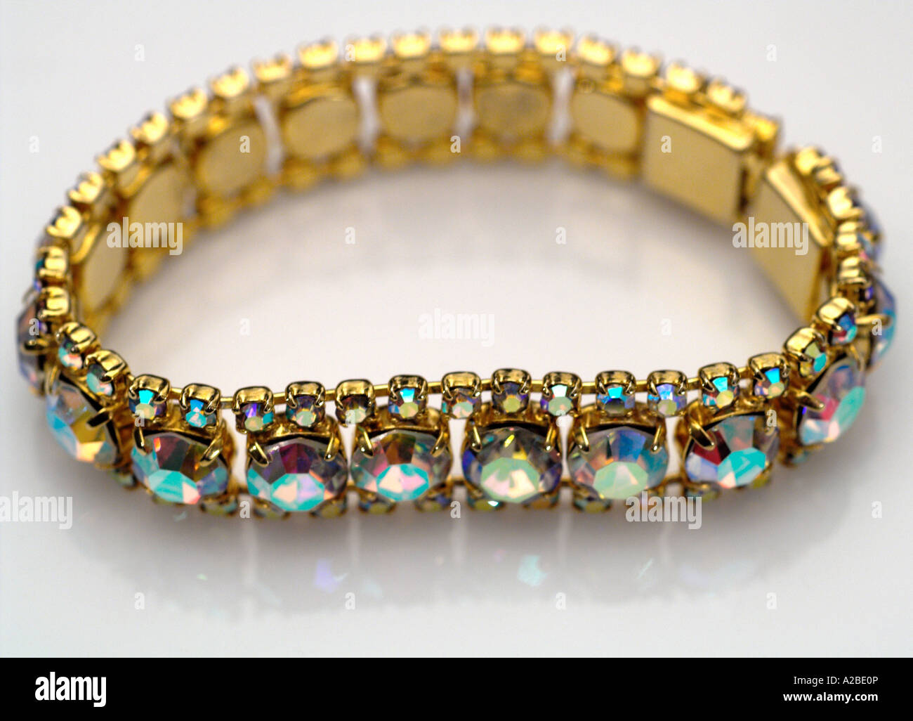 Una pasta bracciale di strass Foto Stock