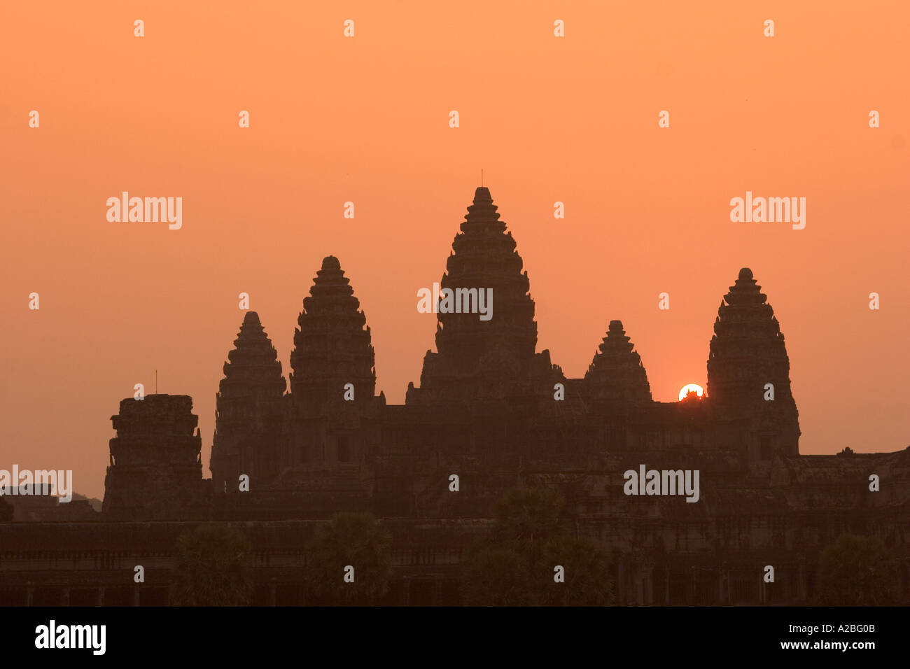 Cambogia Siem Reap Angkor Wat alba il sorgere del sole sopra il tempio centrale torri Foto Stock