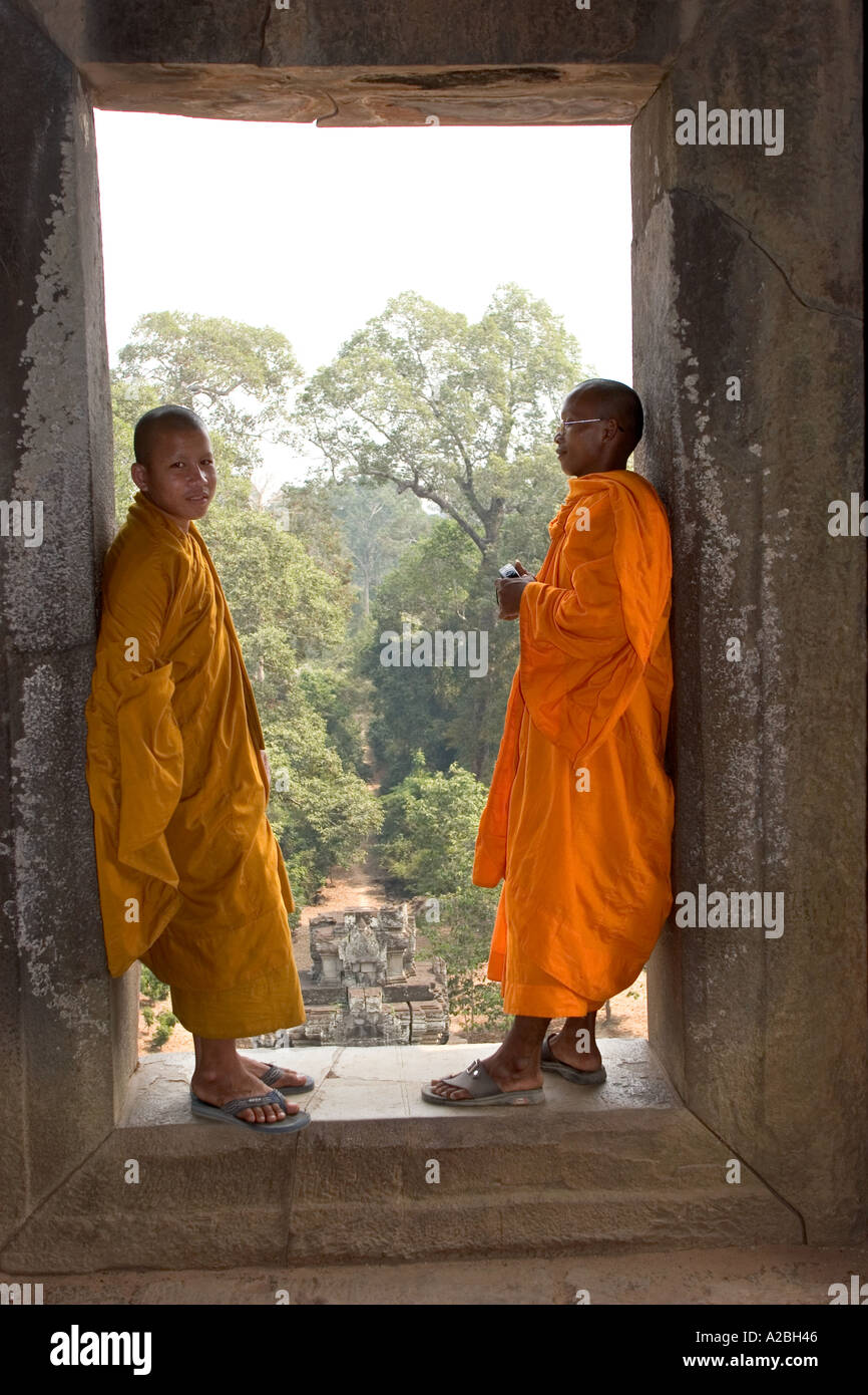 Cambogia Siem Reap Angkor Thom gruppo Ta Keo tempio incompiuto i monaci buddisti nel santuario principale Foto Stock