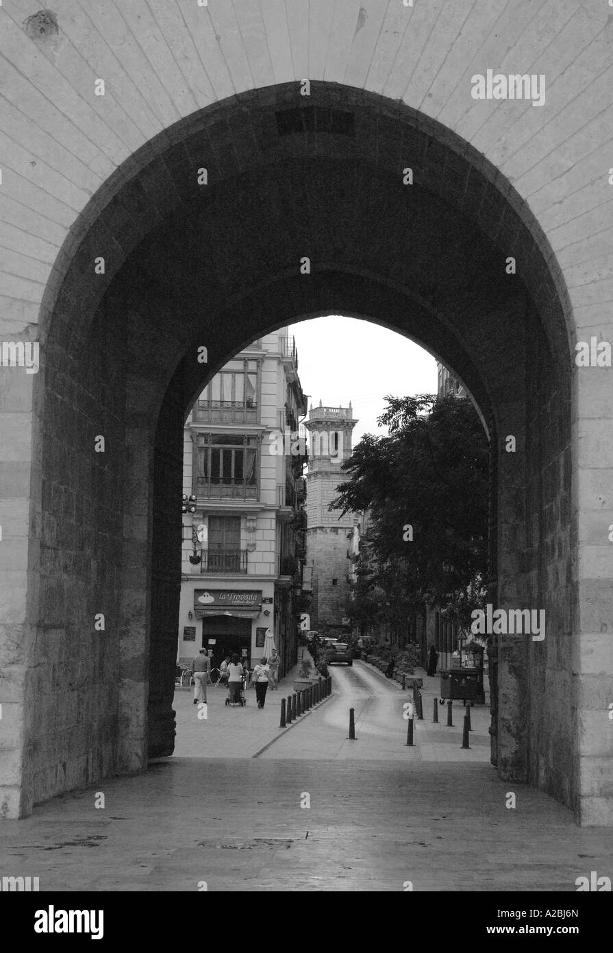 Valencia attraverso Torres de Serranos Quart Comunitat Comunidad Valenciana Costa del Azahar Spagna Penisola Iberica España Europa Foto Stock