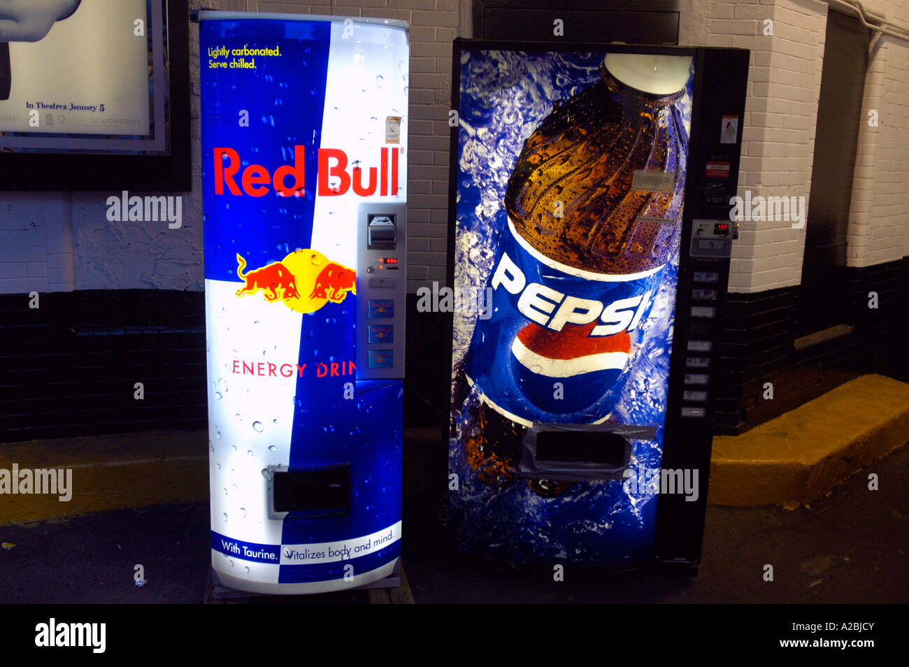 Pepsi Cola e Red Bull distributori automatici fianco a fianco Foto Stock