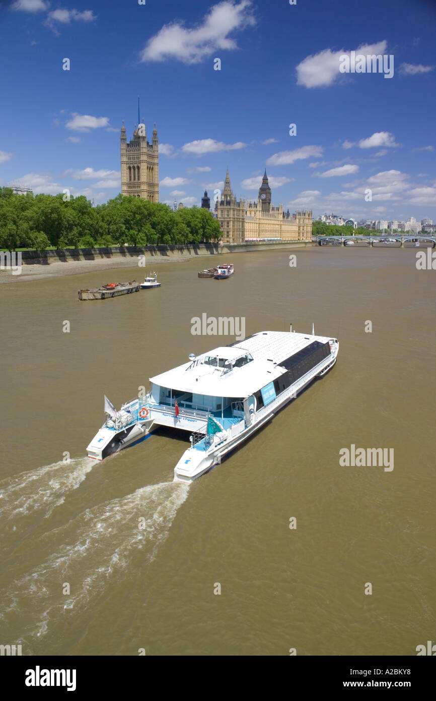 Le Camere del Parlamento da Lambeth Bridge in una giornata di sole con nuvole nel cielo Foto Stock