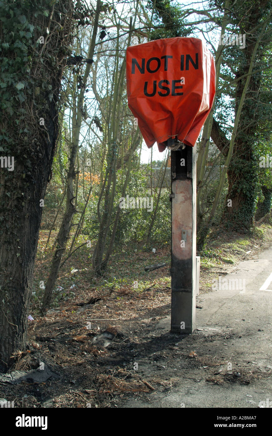 Strada a velocità fissa della telecamera di sicurezza dopo essere stato danneggiato da un incendio e dotato di un coperchio arancione non è in uso Foto Stock