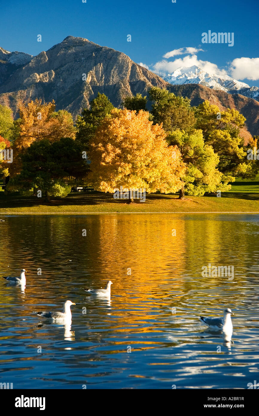 Mt. Olympus e le Montagne Wasatch dal Parco Sugarhouse in Salt Lake City Utah Foto Stock