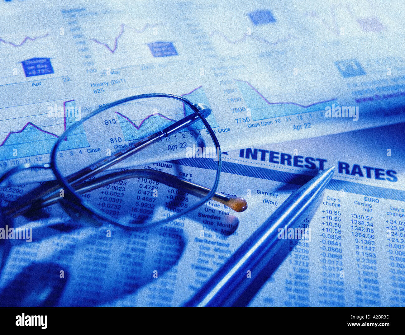 Occhiali sulla carta finanziaria Foto Stock