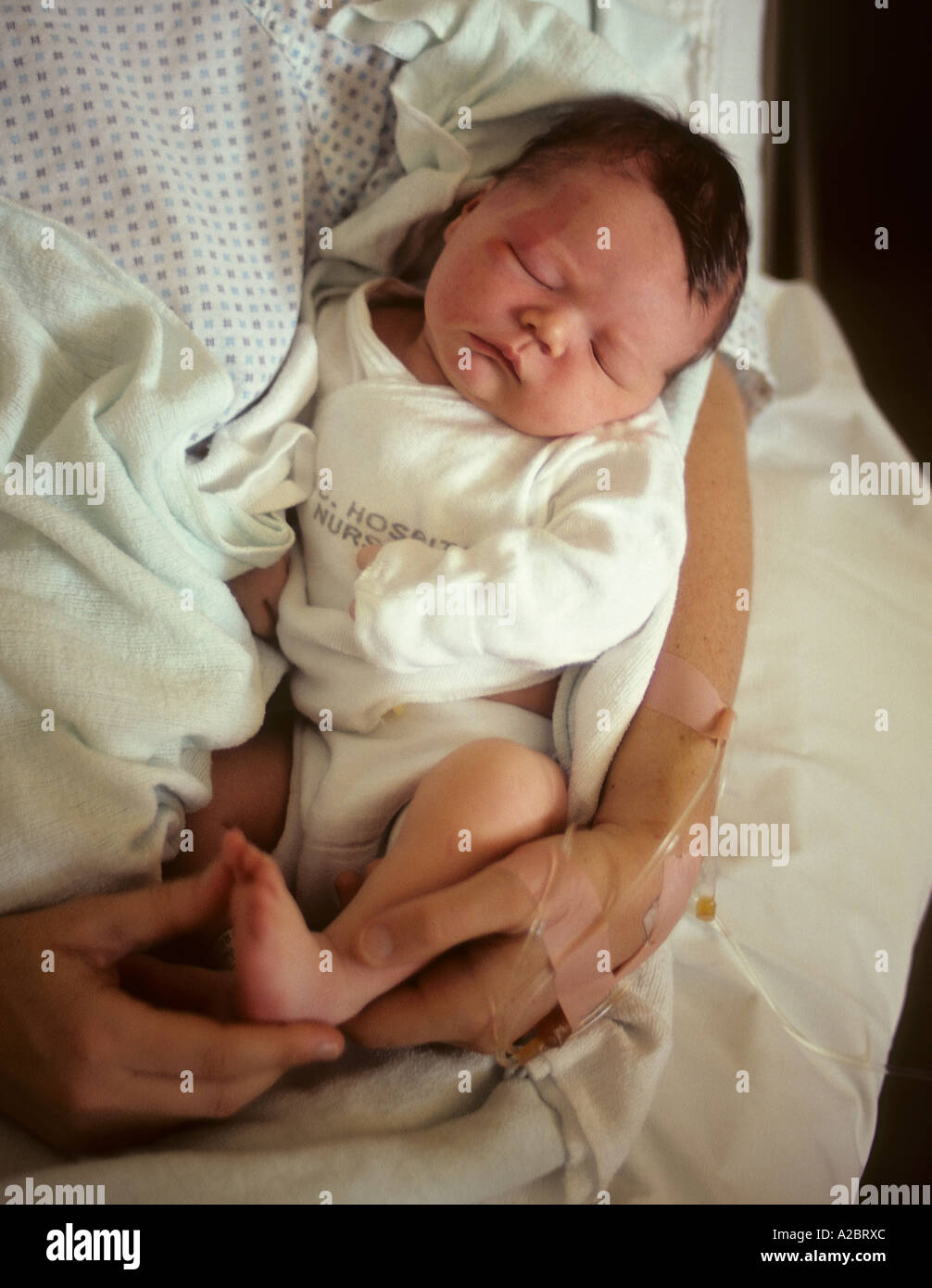 New Born Baby nelle braccia della madre Foto Stock