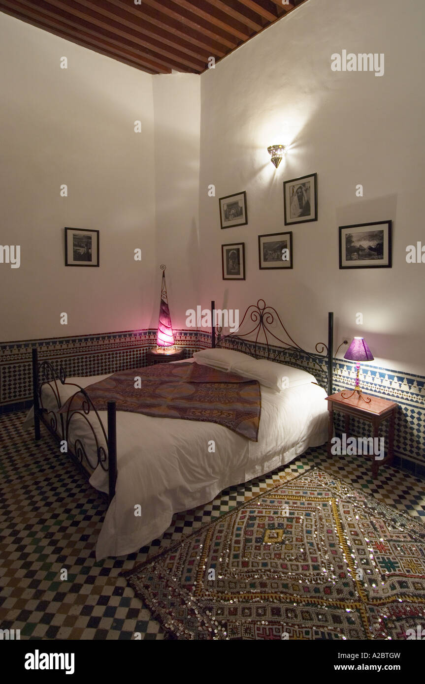 Arredamento camera da letto al Riad Cle de Fes tradizionali restaurate guesthouse Fez Marocco Foto Stock