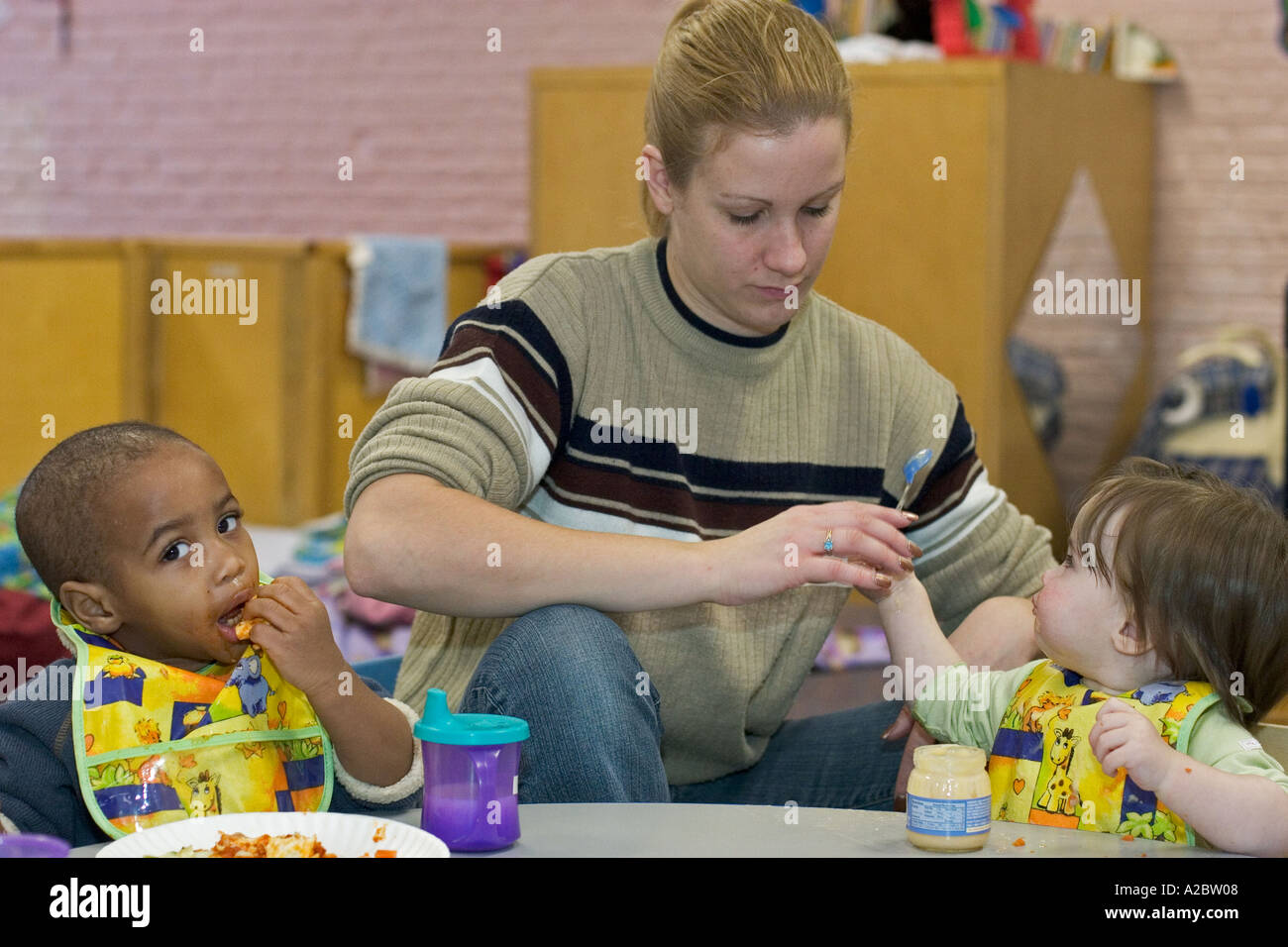 Prodotti per la cura del bambino a metodista unita comunità Casa Foto Stock